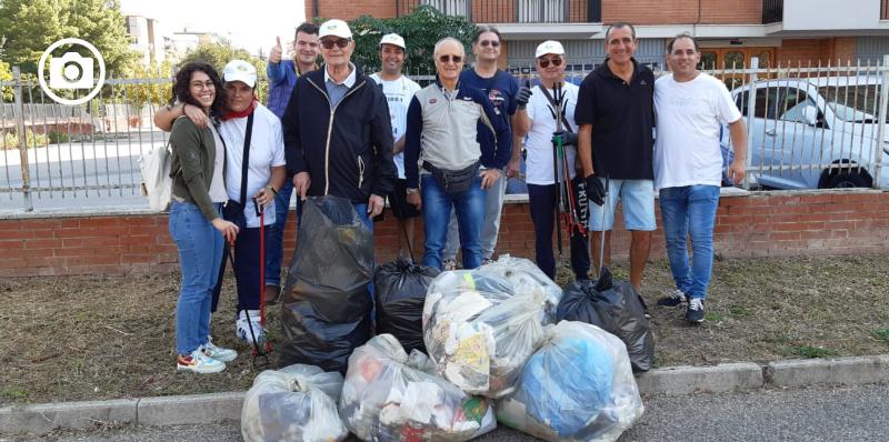 Rifiuti, i volontari de La Via della Felicità ripuliscono viale Ofanto 