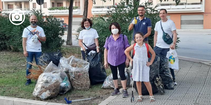Plastica, sterpaglie, mascherine e cartacce: continua la raccolta de La Via della Felicità 