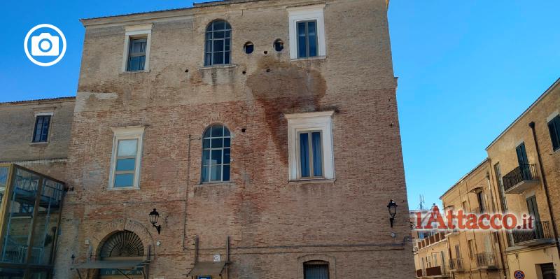 La macchia (sulla facciata) che scotta, un bagno del tribunale perdeva acqua ma nessuno ha cercato di capire e risolvere