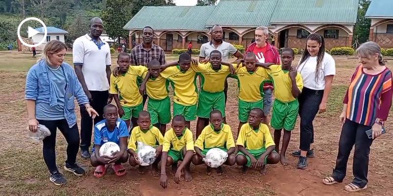 L'Atletico Peschici dona palloni a piccoli calciatori dell'Uganda: "Grazie"