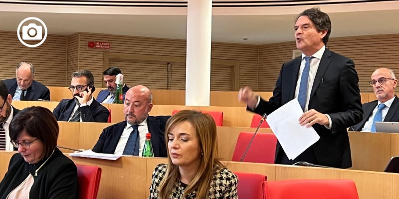 Il Consiglio Regionale si allunga la vita e assicura 96mila euro a testa ai consiglieri