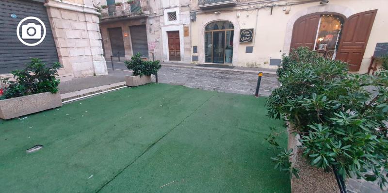 Piazza Federico II, si gioca al gatto e al topo. Tappetone abusivo riapparso e rimosso