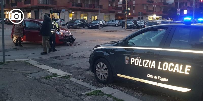 Foggia, nuovo scontro tra auto su viale Ofanto: uno dei due mezzi si è dato alla fuga