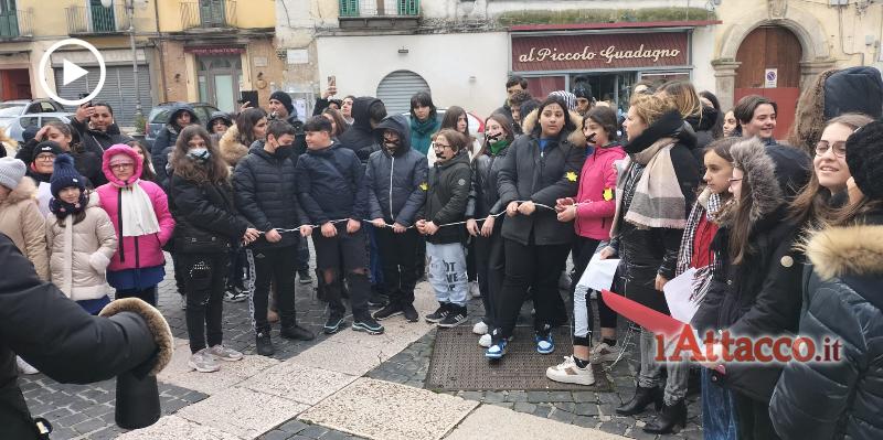 Olocausto, flash mob degli studenti della Pascoli-Santa Chiara-Altamura